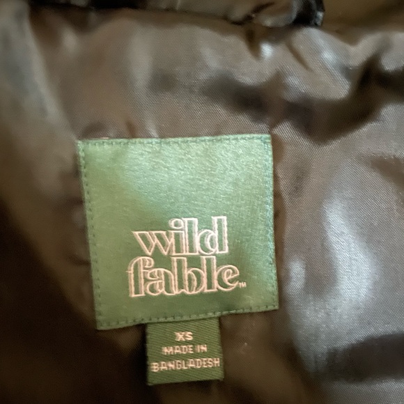 Black cropped puffer jacket with a hood - Picture 3 of 3